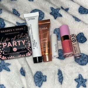 Makeup Set with Lipstick and Highlighter